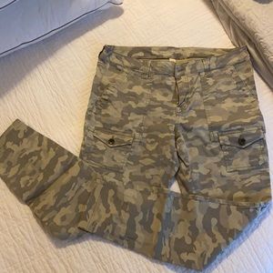 GAP women’s camo skinny Capris Size 12